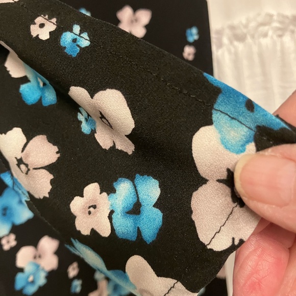 ANN MILLER wrap SKIRT size MED.- BLACK W/ FLOWERS. - Picture 5 of 7